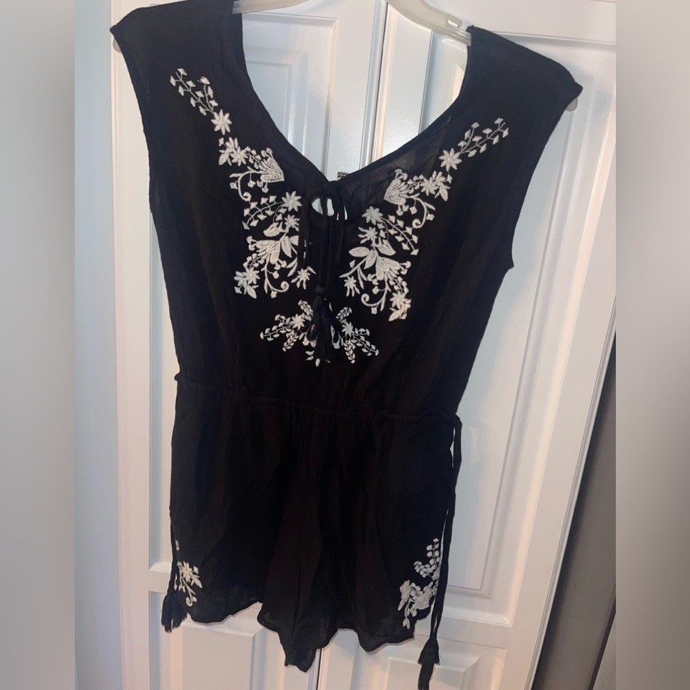 Rampage Womens Boho Short Romper Embroidered Floral sz S Black White